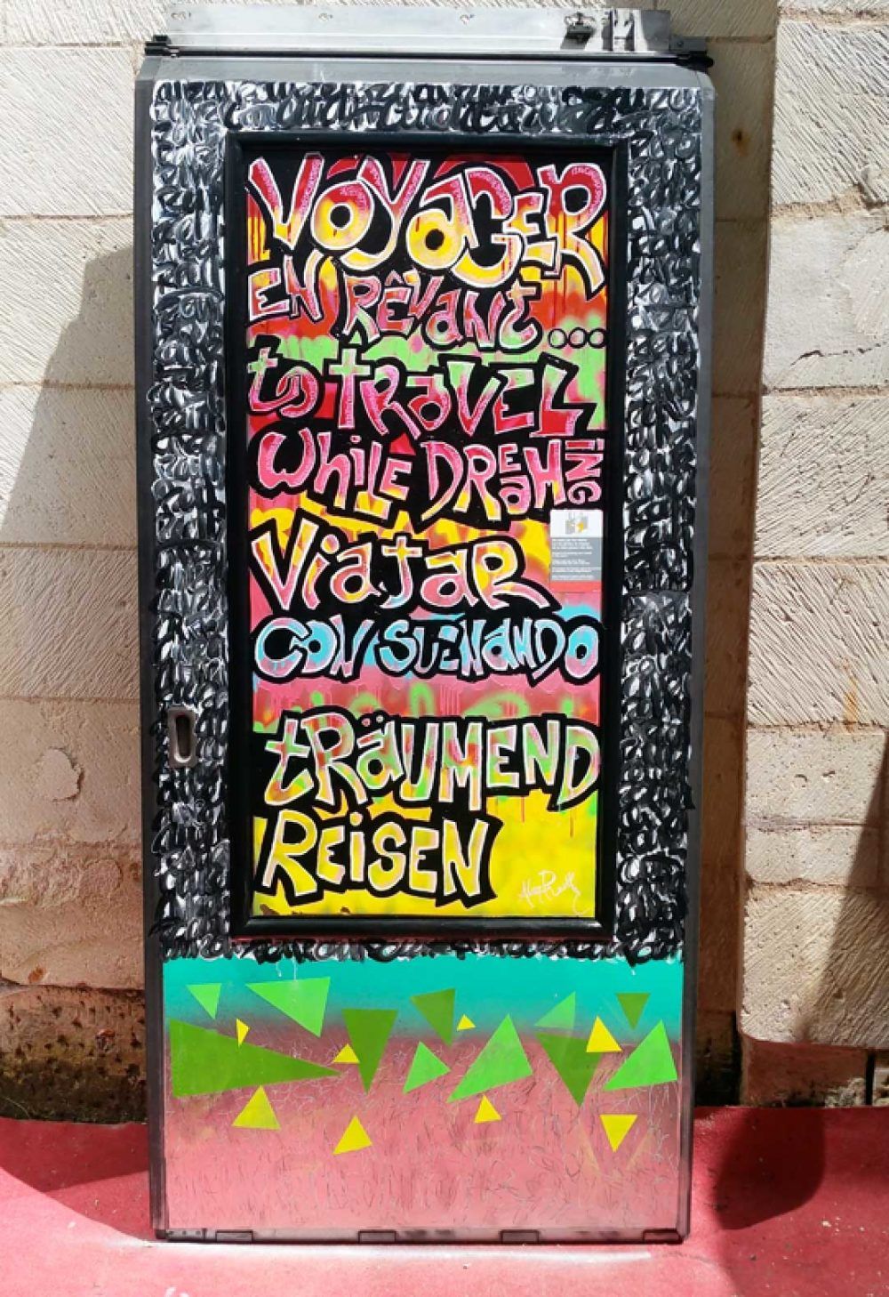 Vit et travaille entre Paris et Montsoreau (où il a sa galerie 3ème Art)  Artiste plasticien et graffeur, il travaille de multiples techniques mixtes comme la résine, la peinture sur carton ou sur aluminium mais aussi des assemblages complexes de pièces aéronautiques avec des fils en inox.