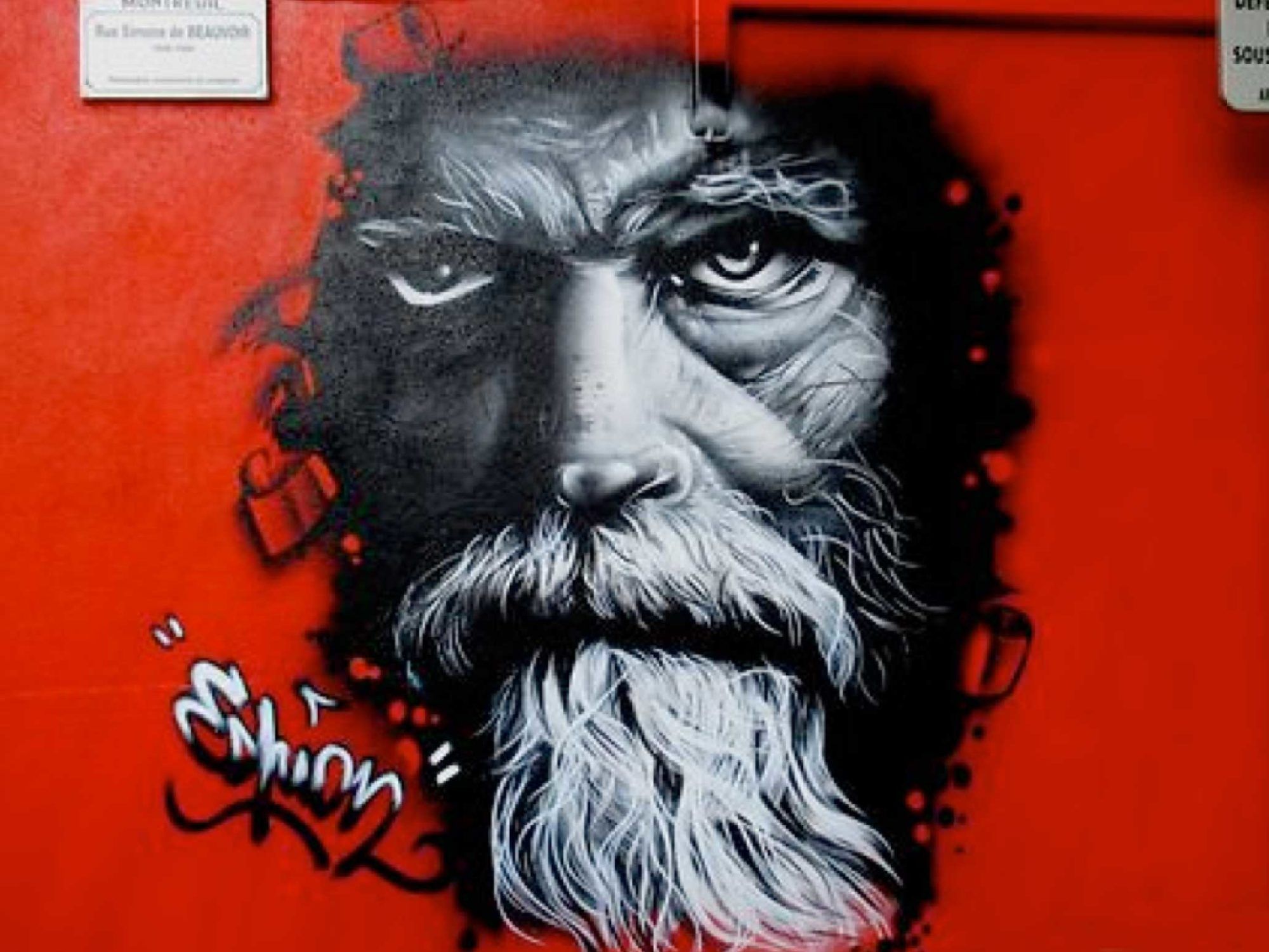 Dès l’âge de 12 ans, ESPION est passionné par l’univers des arts graphiques. C’est un artiste autodidacte qui développe son expression artistique à travers diverses techniques, de la bombe au dessin en passant par le bodypainting.